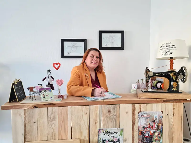 Aurélia Brandmeyer au comptoir de sa boutique l'Atelier d'Aurélia près de Sarrebourg