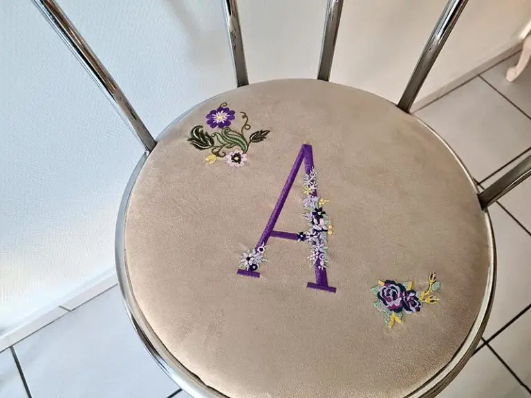 Tabouret brodé