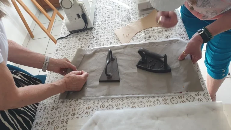 Cours de couture à Héming près de Sarrebourg