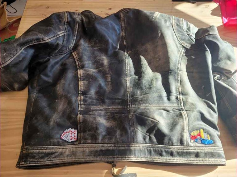 broderies sur veste en cuir abimée