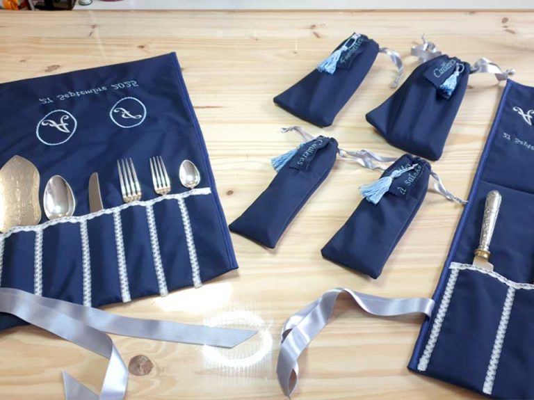 Pochette étui pour couverts en argent réalisée sur-mesure avec broderies - cadeau de mariage