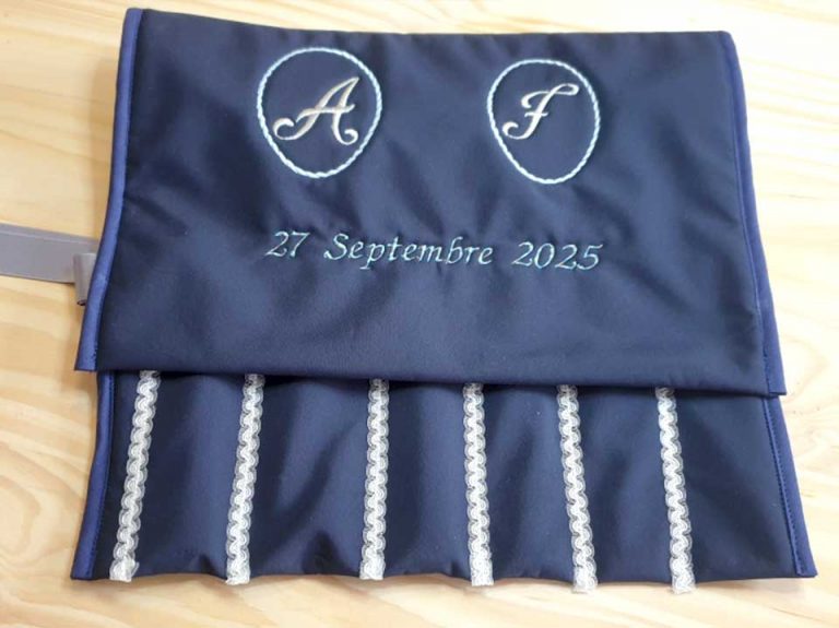 Pochette étui pour couverts en argent réalisée sur-mesure avec broderies - cadeau de mariage