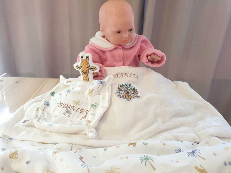 Doudou girafe et couverture bébé