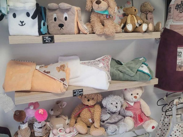 Création d'ensembles cape de bain et gant de toilette, cubes d'éveil et peluches personnalisables disponibles à la boutique