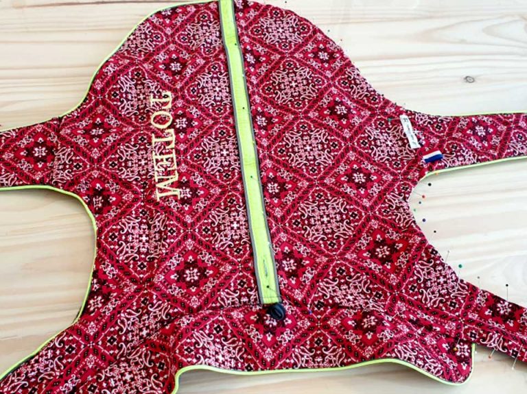 Ajout de tissu effet bandana sur harnais pour chien