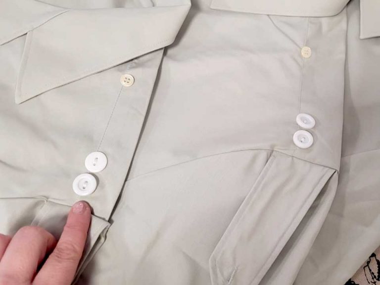 Chemises militaires : pose de boutons